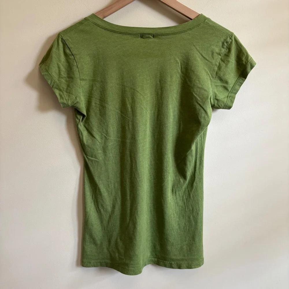 Maurices Womens Green Paisley Graphic V-Neck T-Shirt Size M Boho Short Sleeve